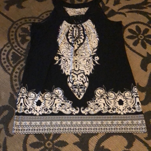 Elegant Black and White Sleeveless Top - Picture 1 of 4